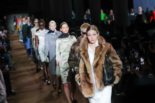 Jak się modnie ubierać zimą: sekrety stylowych i ciepłych outfitów