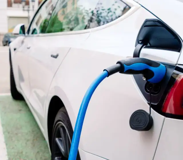 Ile kosztuje 100 km samochodem elektrycznym? Zaskakujące wydatki!