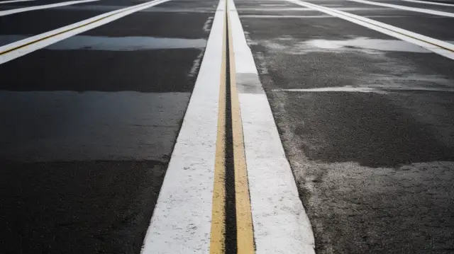 Linia P-4 - Znak podwójnej ciągłej linii