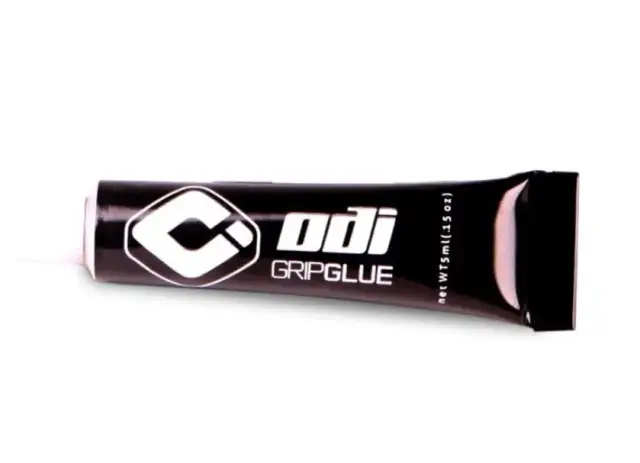 Najlepszy klej do manetek motocyklowych – uniknij problemów z gripami