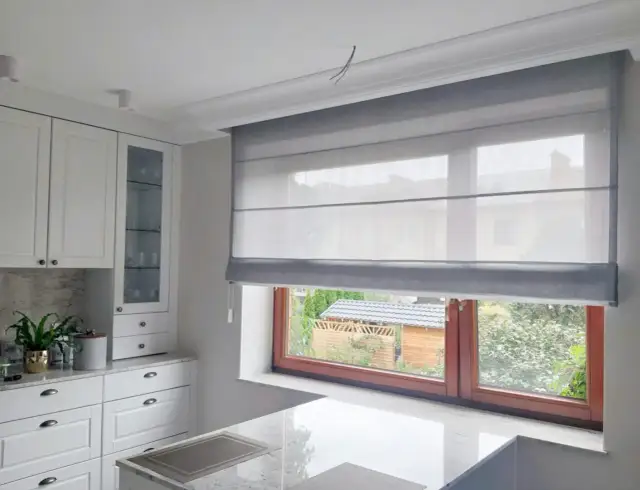 Firanka czy roleta rzymska? Które rozwiązanie lepsze do Twojego okna?