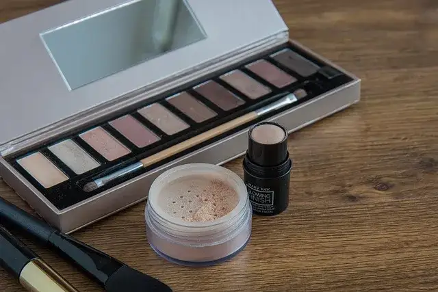 Jaki kolor korektora na siniaki? Odkryj skuteczne triki maskujące