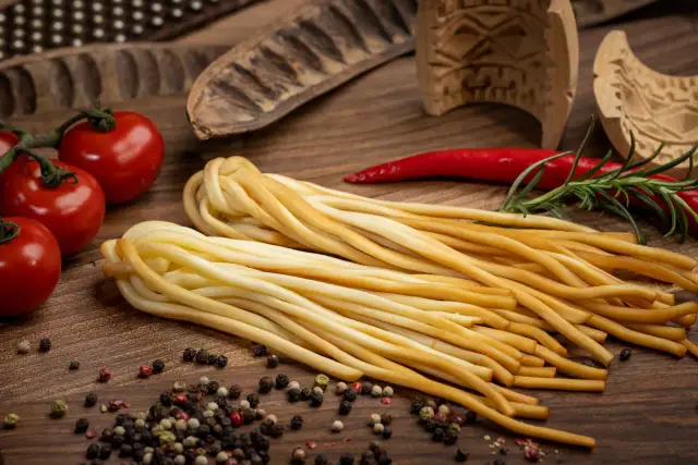 Wędzone sery owcze: poznaj ich smaki i zastosowanie w kuchni