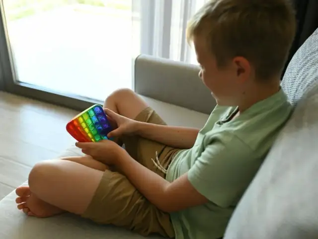 Zabawki sensoryczne DIY: łatwe pomysły na rozwój dziecięcych zmysłów