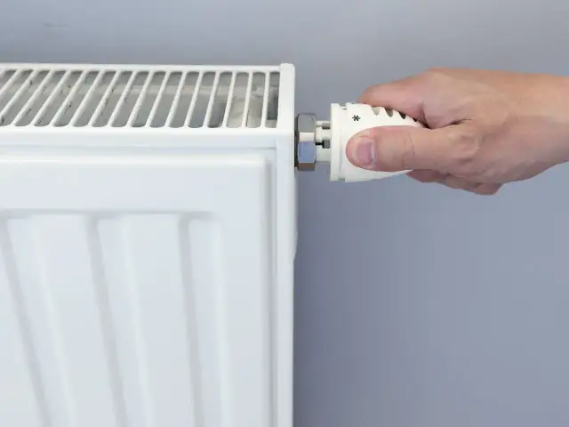 Zimny grzejnik na dole: poznaj 5 najczęstszych przyczyn i skuteczne naprawy