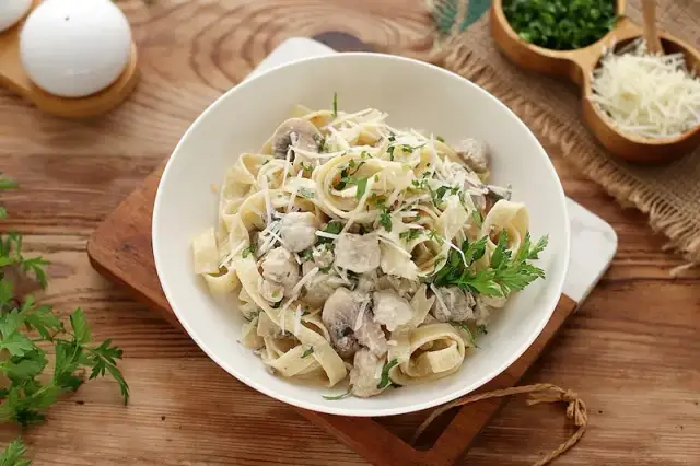 Przepis na spaghetti z kurczakiem w sosie śmietanowym, który zachwyci