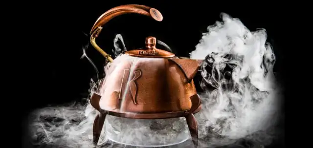 Czym różnią się zjawiska parowania i wrzenia? Kluczowe różnice, które musisz znać