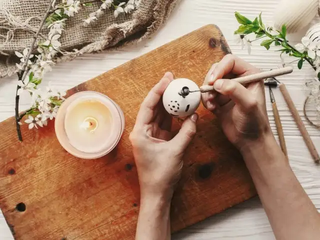 Jak malować pisanki woskiem - proste techniki i materiały, które musisz znać