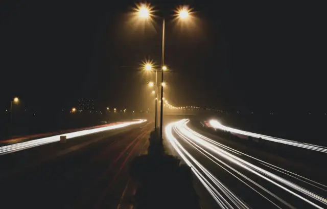 Nowoczesne oświetlenie uliczne – jak producent oświetlenia ulicznego łączy oszczędność z estetyką miasta?