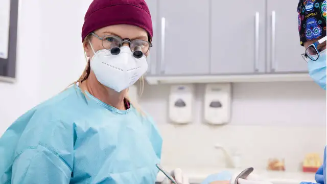 Kiedy rośnie ząb mądrości? Poznaj wiek i ważne informacje