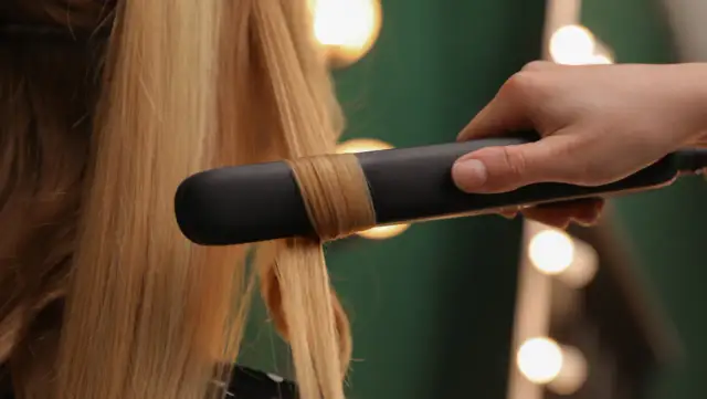 Lokówka czy prostownica: który wybór sprawi, że unikniesz zniszczeń?