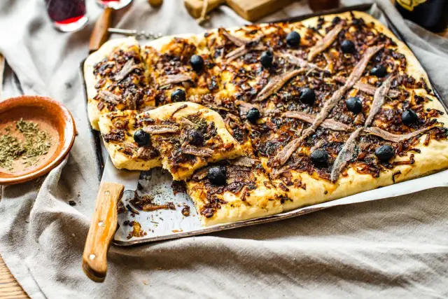 Pissaladière: odkryj tajemnice tej pysznej prowansalskiej tarty