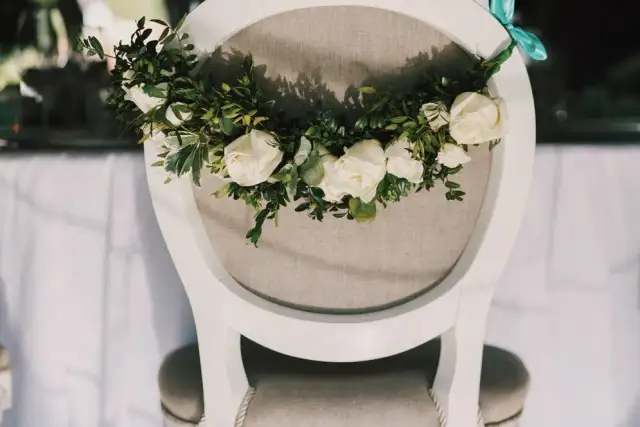 Jak ubrać krzesło komunijne, aby zachwycić gości i stworzyć atmosferę