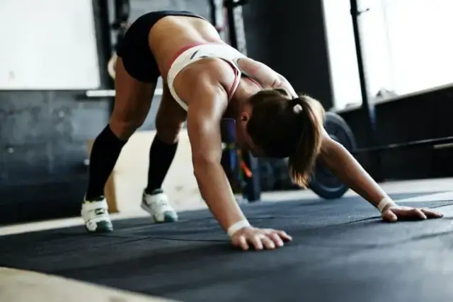 Jaki strój na siłownię damski? Kompletny poradnik wyboru