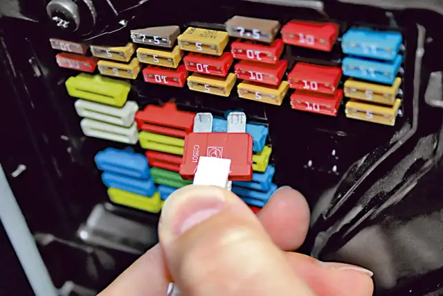 Jak wyjąć bezpiecznik bez ryzyka uszkodzenia urządzenia