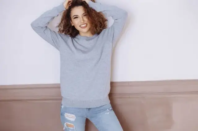 Jakie spodnie do szarej bluzy - stwórz modną stylizację bez wysiłku