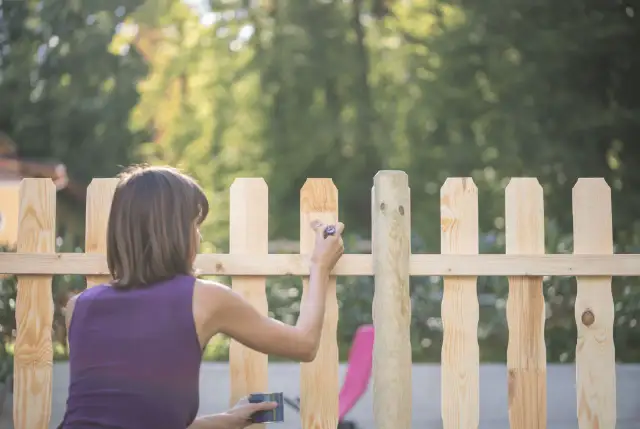 Jak liczyć malowanie ogrodzenia: uniknij błędów i oszczędzaj farbę