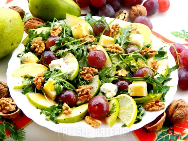 Sałatka z kozim serem rukolą i gruszką - prosty przepis na smakowitość