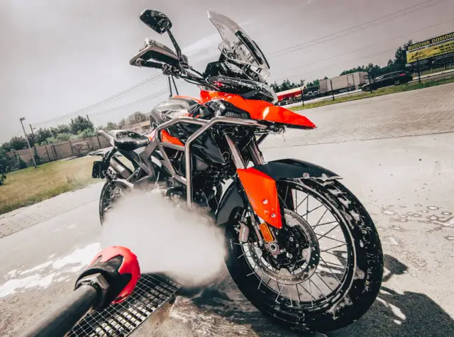 Czy można myć motocykl Karcherem? Bezpieczne metody i najlepsze praktyki