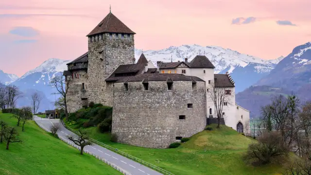 Najlepsze atrakcje w Vaduz: co zobaczyć i jak zaplanować zwiedzanie stolicy Liechtensteinu