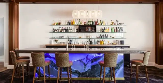 Zrób to sam: Stylowy bar z hydraulicznym stołem rodem z Las Vegas