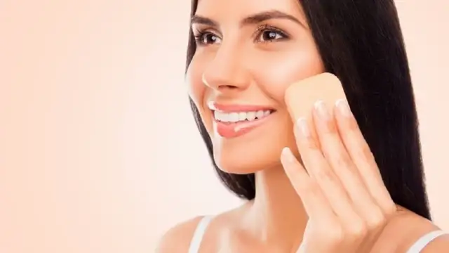 Czy gąbkę do makijażu trzeba moczyć? Praktyczne wskazówki i korzyści