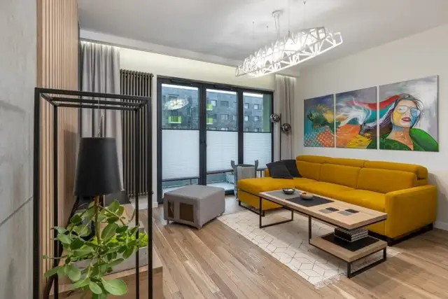 Co powiesić nad kanapą w salonie, aby odmienić jego wygląd?