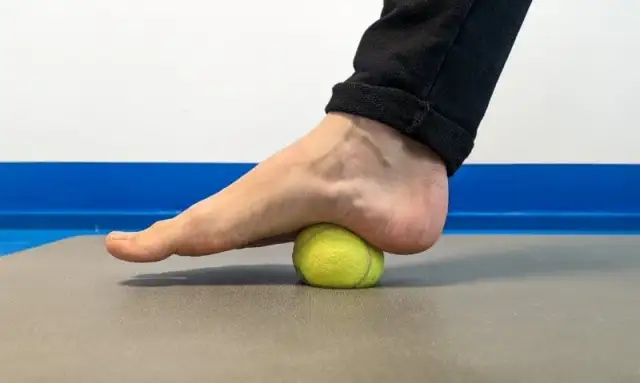 Skuteczne ćwiczenia na ostrogę piętową, które przynoszą ulgę w bólu