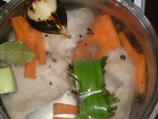 Jak zrobić rosol z udka - prosty przepis na pyszną zupę drobiową