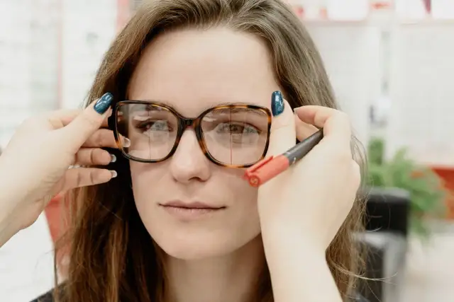 Jakie okulary pasują do kształtu twarzy, aby uniknąć błędów?