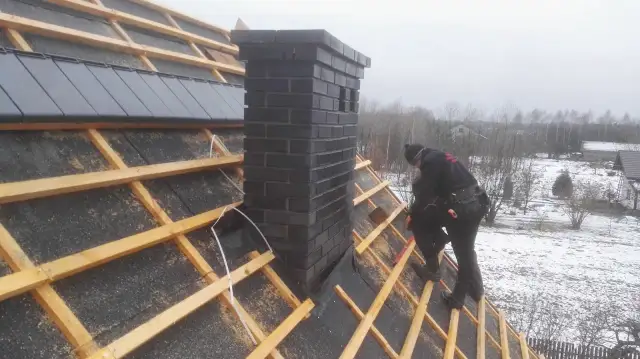 Czy dachówki się przykręca? Odkryj najlepsze metody montażu