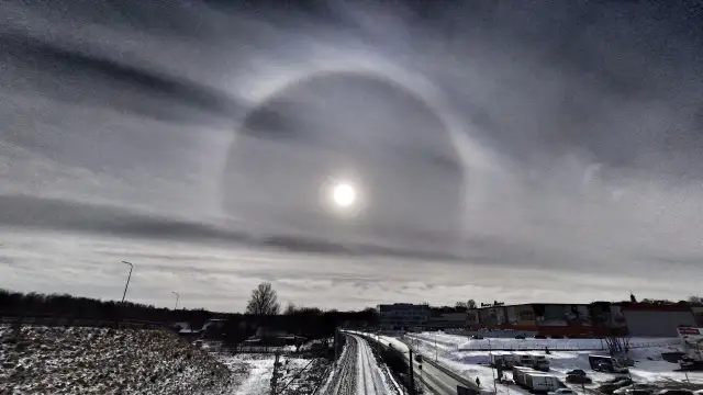 Całkowite wewnętrzne odbicie światła - fascynujące zjawisko optyczne