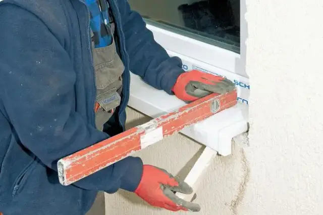 Jaki spadek na parapetach zewnętrznych zapobiega zaleganiu wody? Praktyczne porady