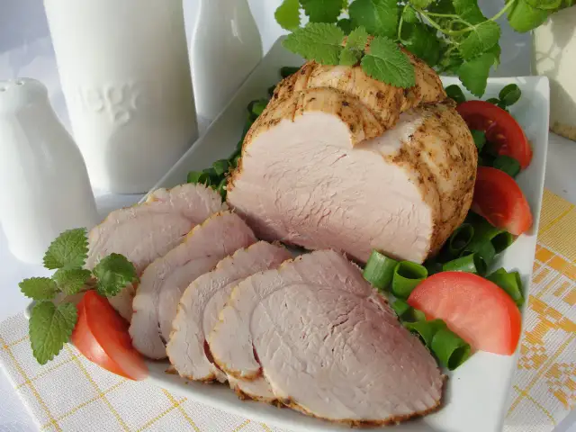 Domowa szynka ze schabu krok po kroku. Prosty przepis, który zachwyci każdego