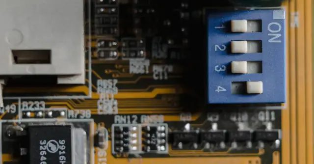 Kurs elektroniki: Jak zacząć naukę i co warto wiedzieć o podstawach?