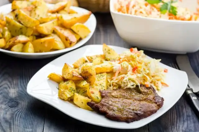 Idealna sałatka do karkówki - proste przepisy, które zachwycą smakami