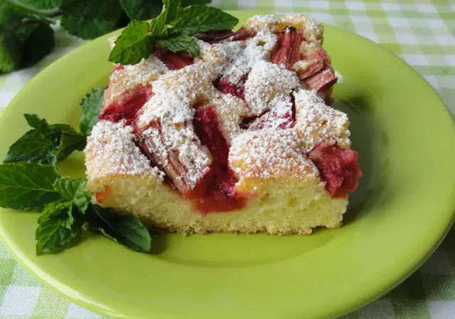 Przepis na ciasto ucierane z rabarbarem - łatwe i pyszne