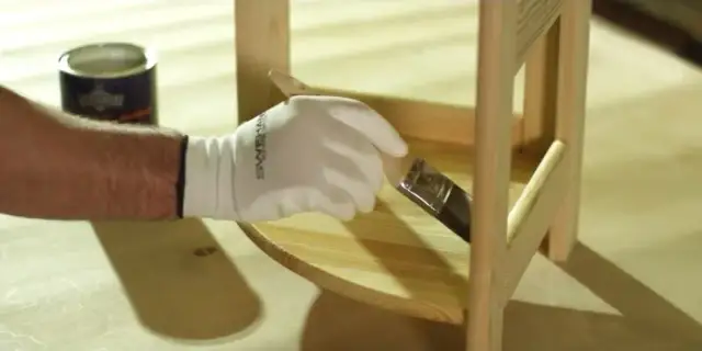 Jak pomalować lakierowane krzesła? Sprawdzone metody i farby