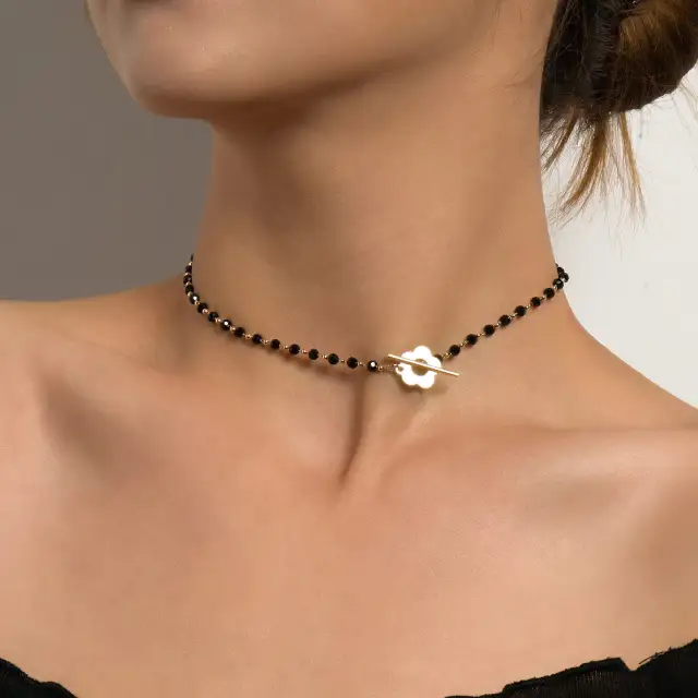 Co oznacza naszyjnik choker? Znaczenie i historia popularnej biżuterii