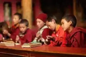 Odmiany buddyzmu: kluczowe różnice, praktyki i wpływ na współczesny świat