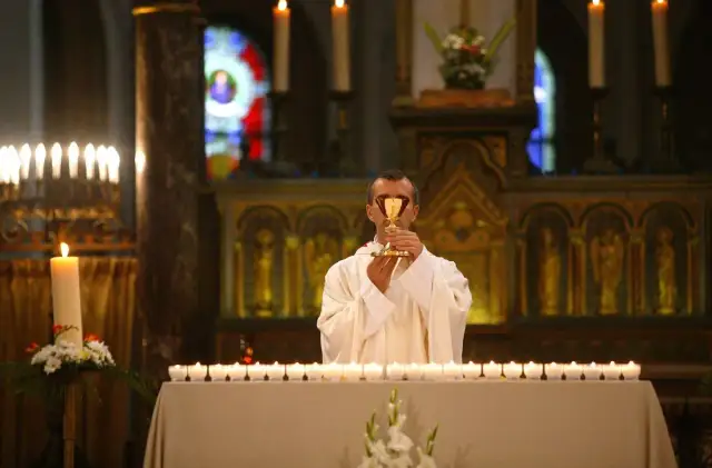 Kto jest szafarzem bierzmowania? Rola biskupa i kapłanów w sakramencie