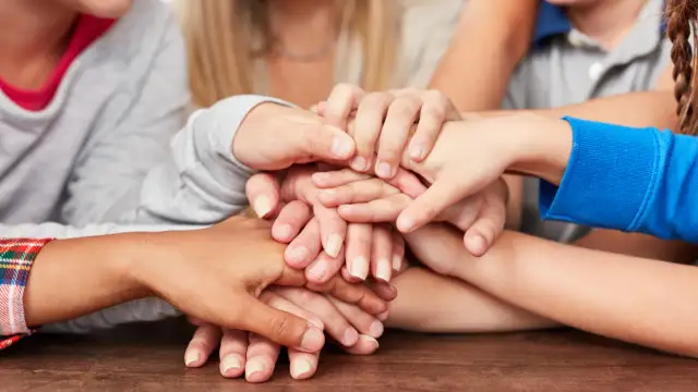 Kreatywne zabawy integracyjne dla dzieci – proste pomysły na budowanie relacji w grupie