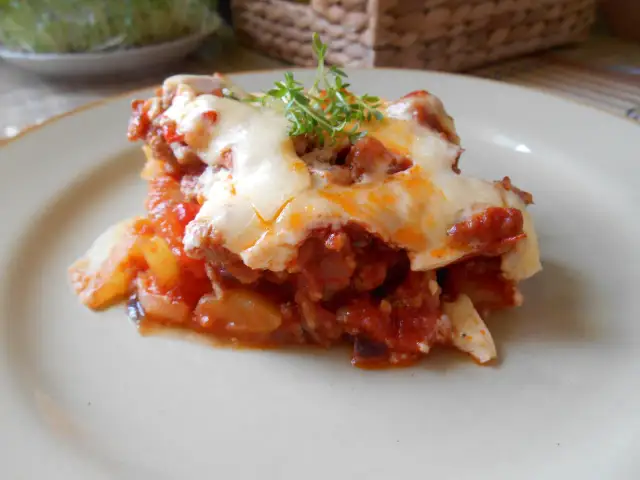 Przepis na zapiekankę ziemniaczaną z mięsem mielonym i pomidorami, która zachwyci każdego