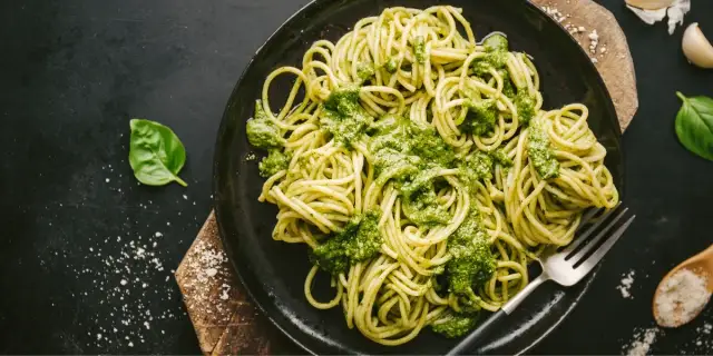 Szybkie spaghetti z zielonym pesto - prosty przepis na smakowity obiad
