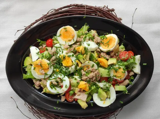 Jaki sos do sałatki z tuńczykiem, który podkręci smak dania?