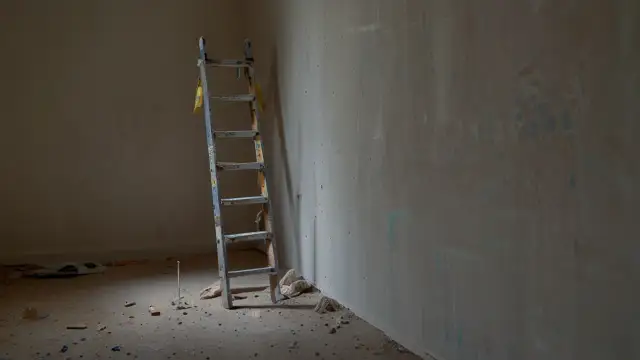 Gips budowlany gotowy: jak przyspieszyć wykończenia ścian?