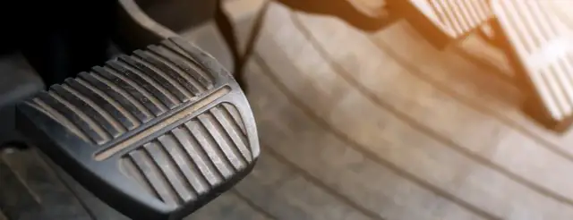 Na czym polega hamowanie silnikiem i jak zwiększa bezpieczeństwo?