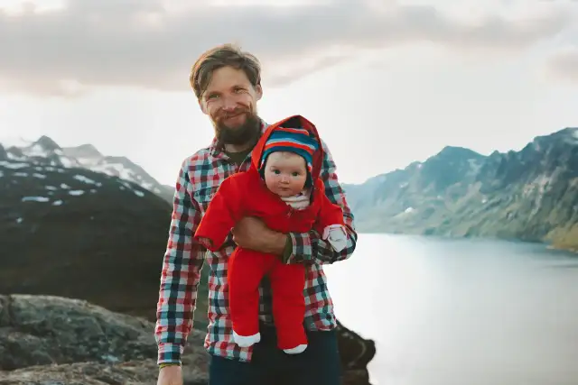 Jak ubrać niemowlaka zimą, aby zapewnić mu ciepło i komfort