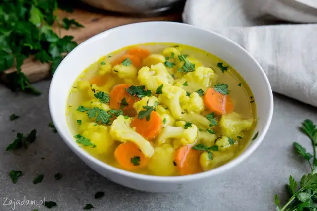 Ile kalorii ma zupa kalafiorowa? Poznaj prawdę o swoim posiłku