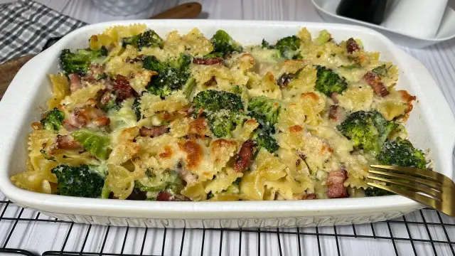 Pyszna zapiekanka z makaronem i brokułem – prosty przepis krok po kroku